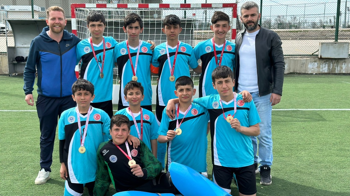 Okul Hokey Takımımız İl Şampiyonu Olup Şehrimizi Türkiye Şampiyonasında Temsil Etmeye Hak Kazanmıştır